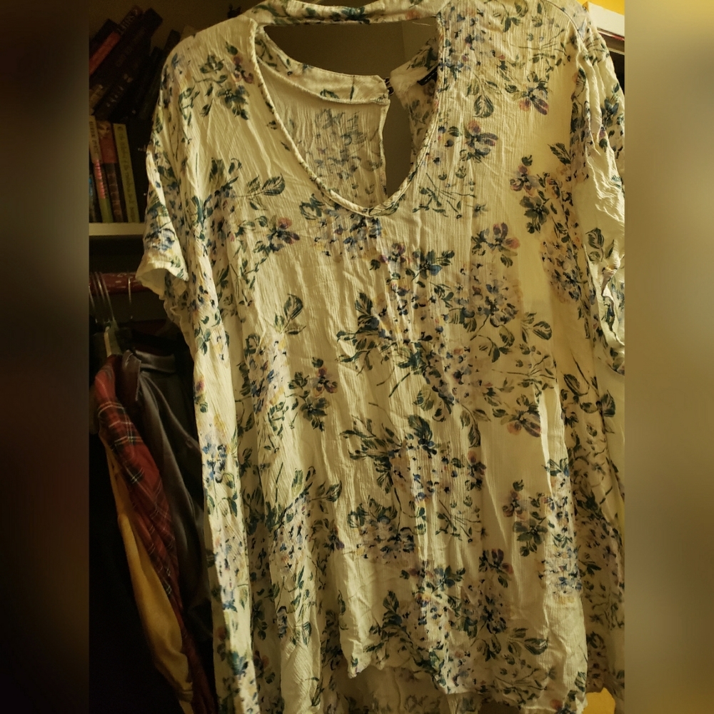 COPY - Torrid shirt monet flowers size 5 its a white base colors.